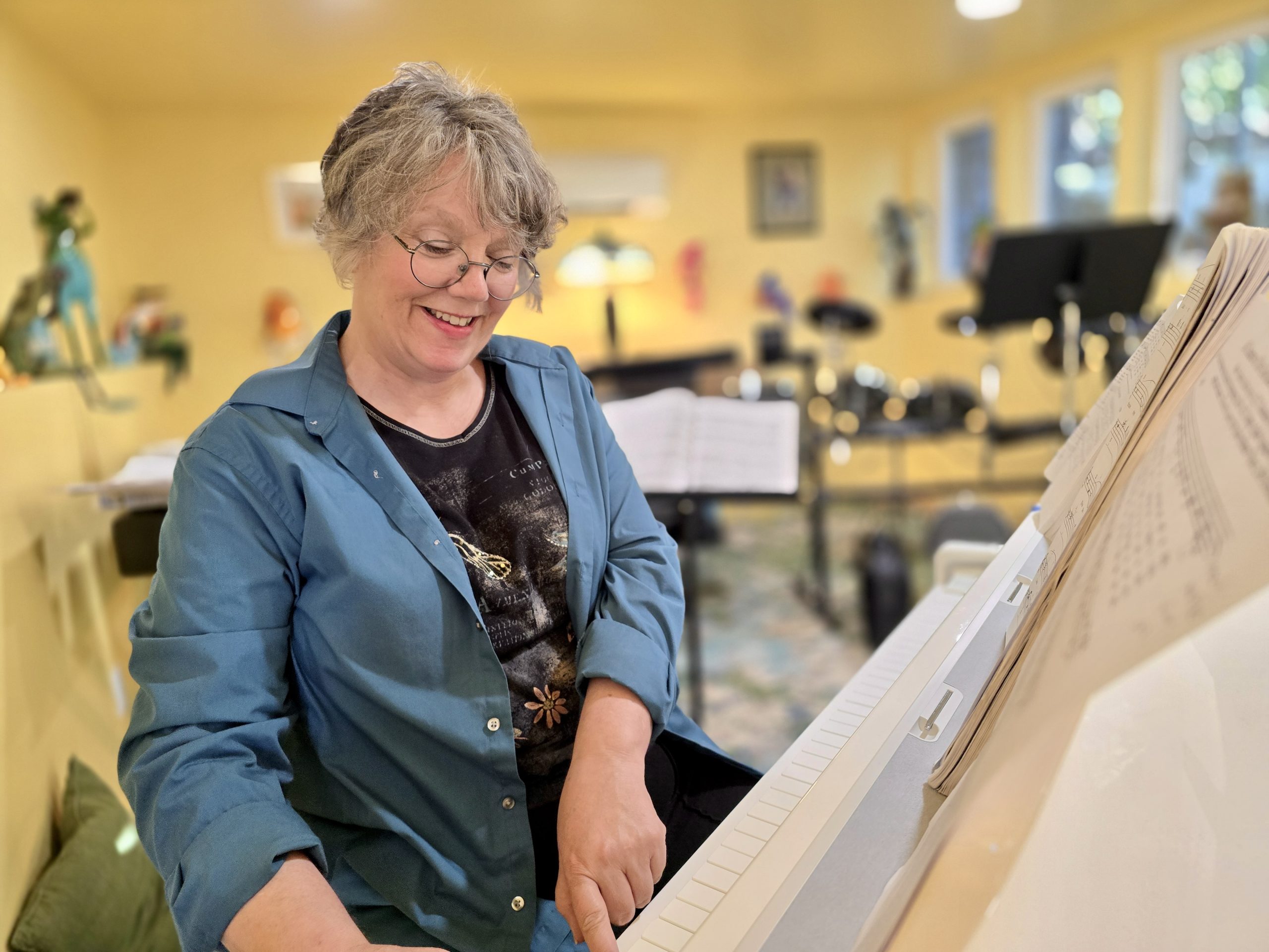 Karyn Grace a piano teacher playing piano in her music studio
